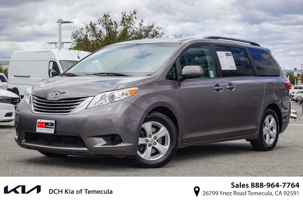 2015 Toyota Sienna LE V6 7-Passenger Access Seat's photo