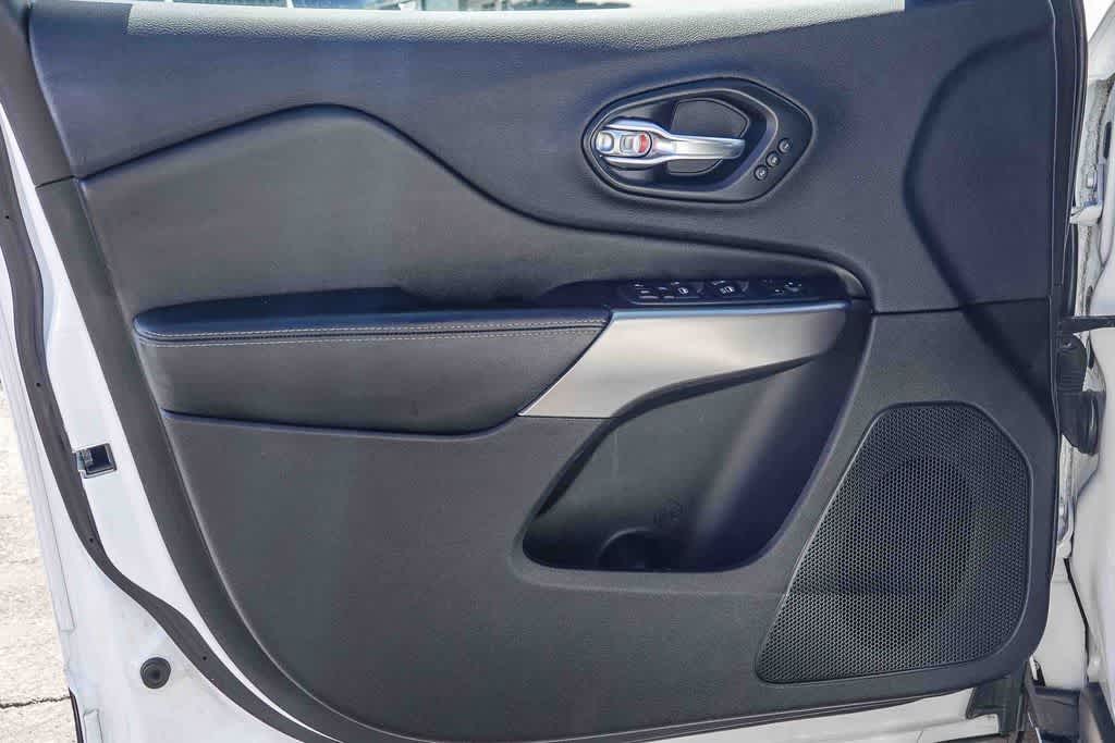 Thumbnail: 2019 Jeep Cherokee - 19