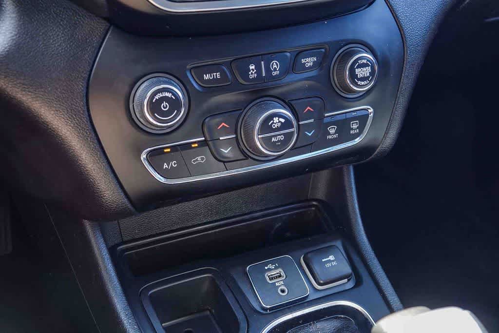 Thumbnail: 2019 Jeep Cherokee - 21