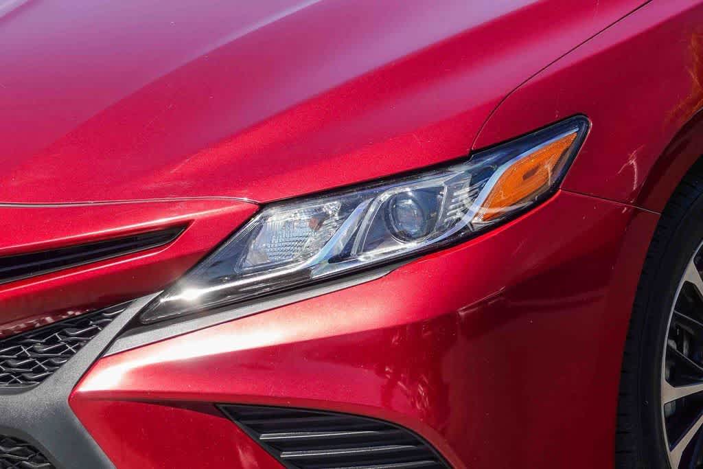 2018 Toyota Camry SE photo 3