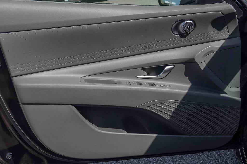 Thumbnail: 2022 Hyundai Elantra - 19