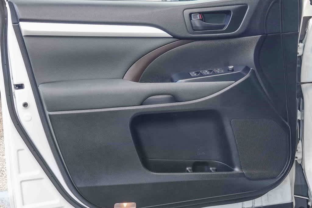 Thumbnail: 2019 Toyota Highlander - 18