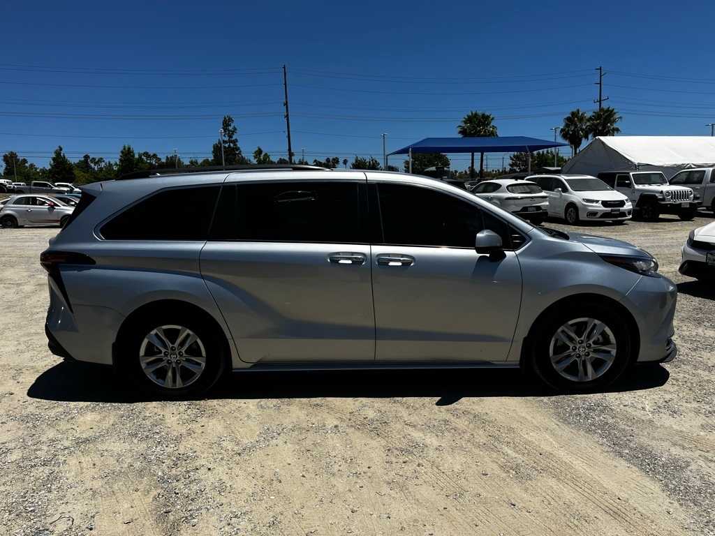 Thumbnail: 2022 Toyota Sienna - 4