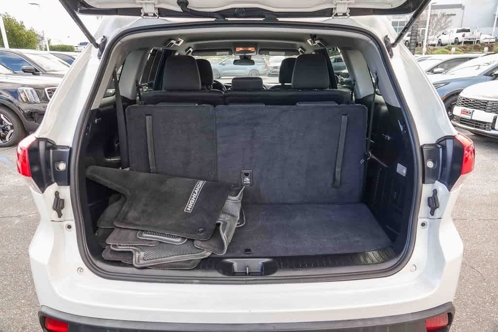 Thumbnail: 2019 Toyota Highlander - 23