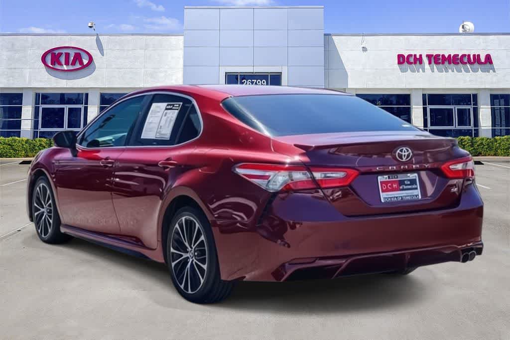 2018 Toyota Camry SE photo 5