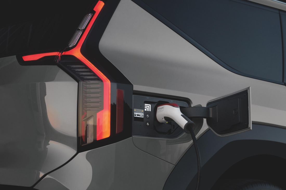 KIA-Lifestyle-04.png Kia electric vehicle plugged in