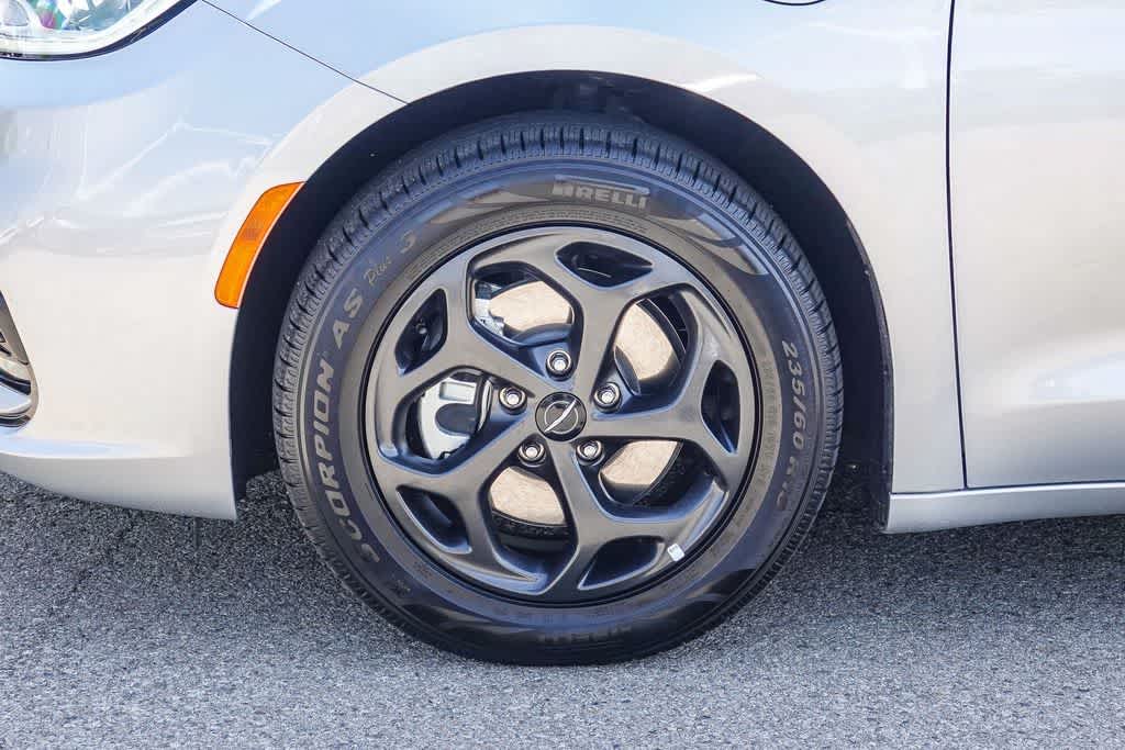 Thumbnail: 2022 Chrysler Pacifica - 9