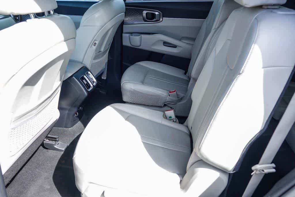 Thumbnail: 2023 Kia Sorento - 16