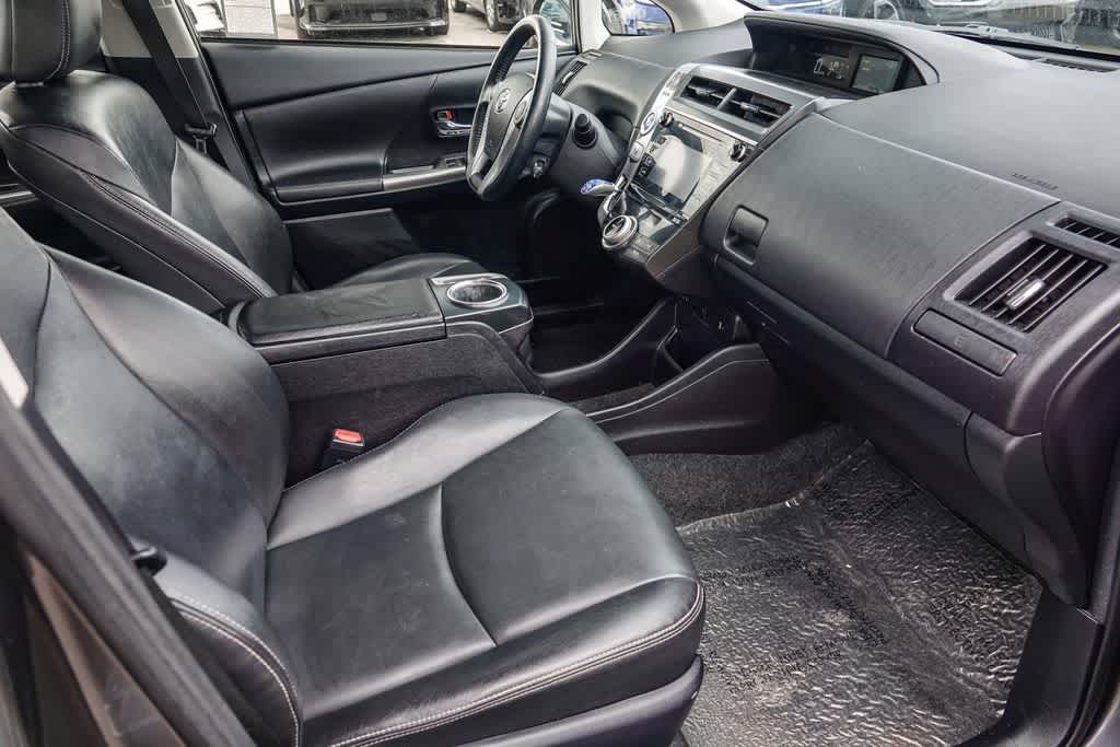 Thumbnail: 2015 Toyota Prius v - 15