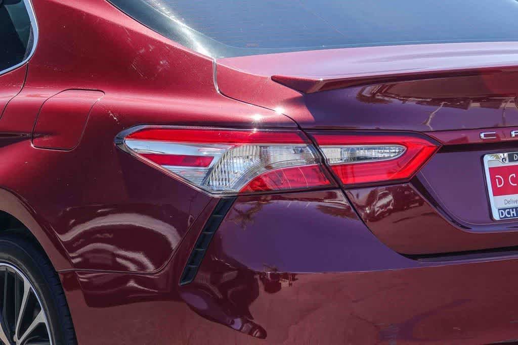 2018 Toyota Camry SE photo 6