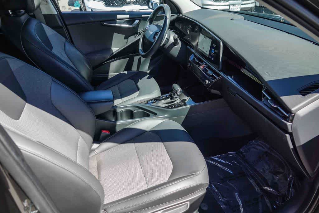 Thumbnail: 2023 Kia Niro - 15