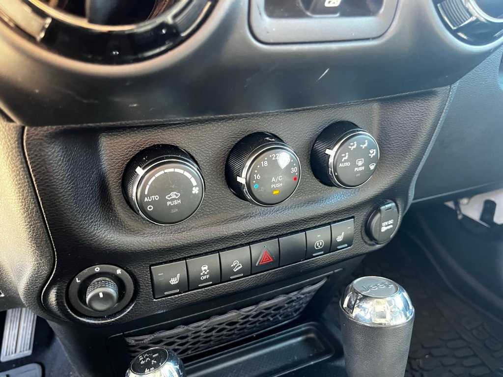 Thumbnail: 2015 Jeep Wrangler - 16