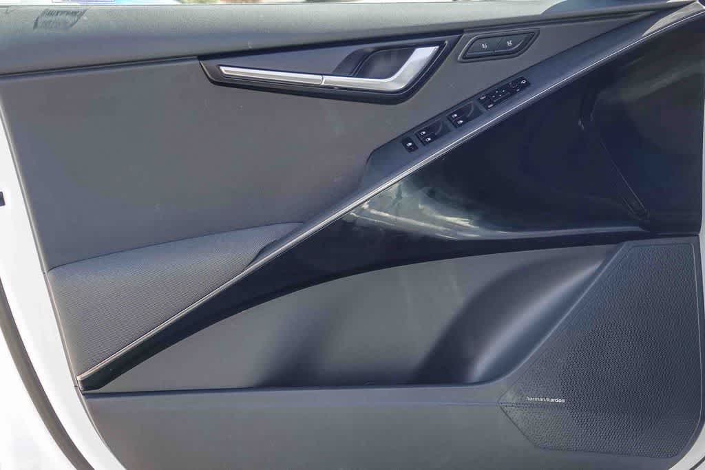 Thumbnail: 2023 Kia Niro - 19