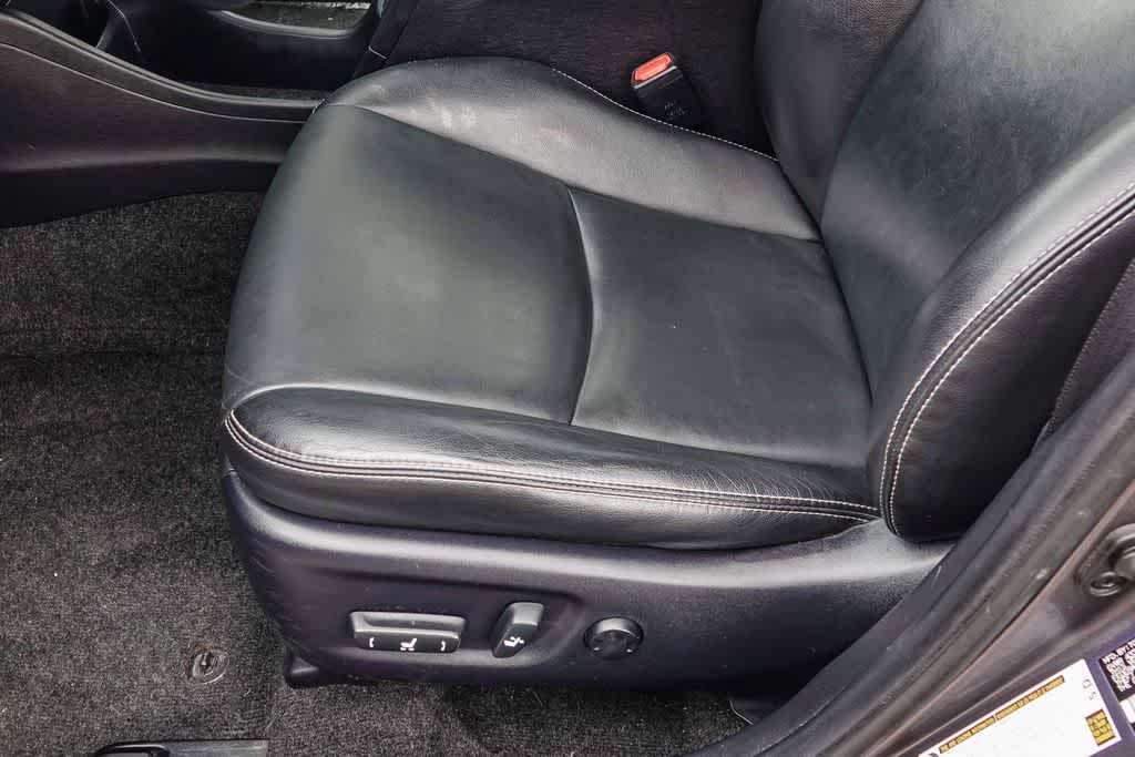 Thumbnail: 2015 Toyota Prius v - 20