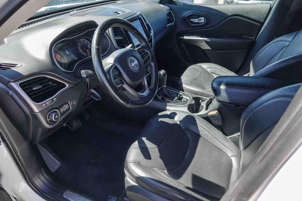 Thumbnail: 2019 Jeep Cherokee - 16