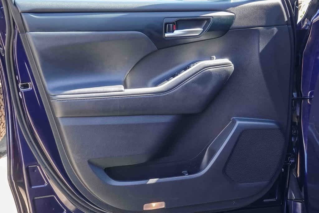 Thumbnail: 2021 Toyota Highlander - 18