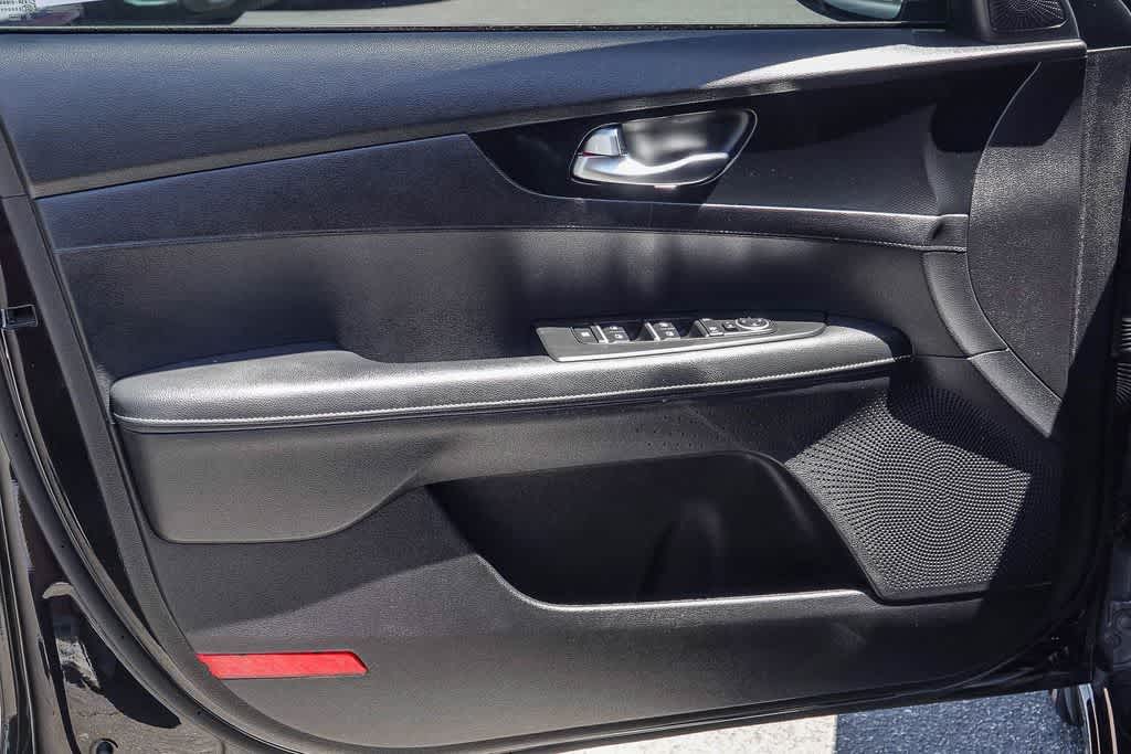 Thumbnail: 2023 Kia Forte - 18