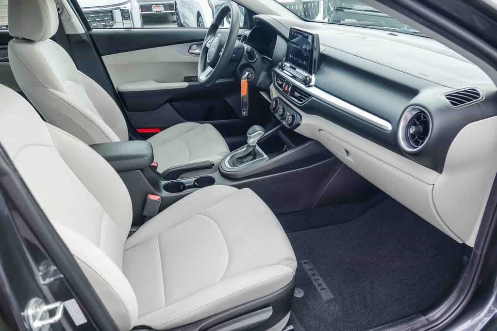 Thumbnail: 2023 Kia Forte - 16