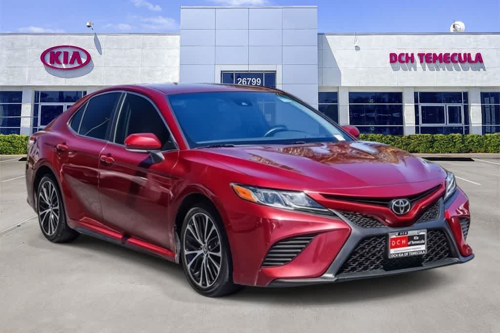 2018 Toyota Camry SE photo 2