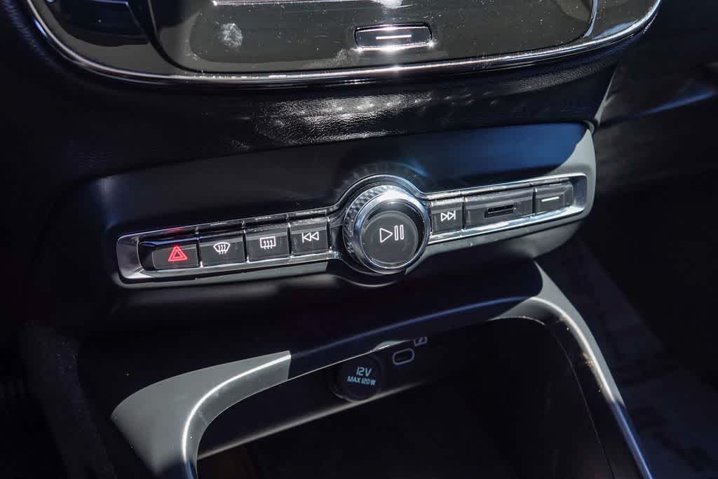 Thumbnail: 2024 Volvo XC40 - 20
