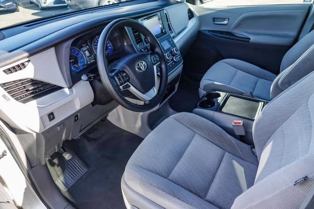 2019 Toyota Sienna LE 18