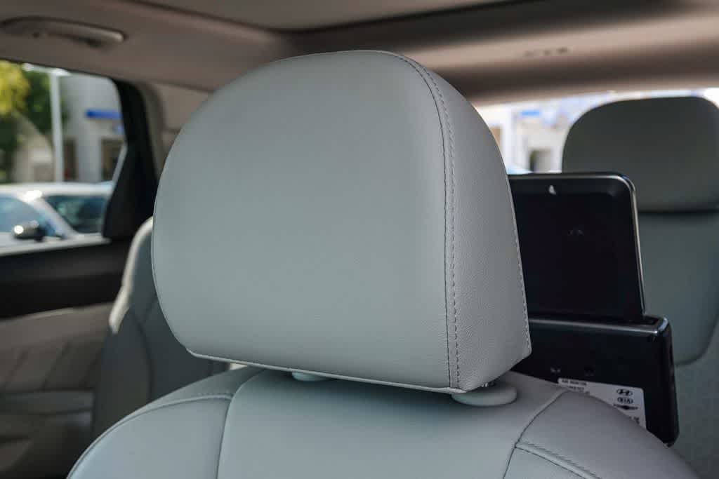 Thumbnail: 2023 Kia Sorento - 25