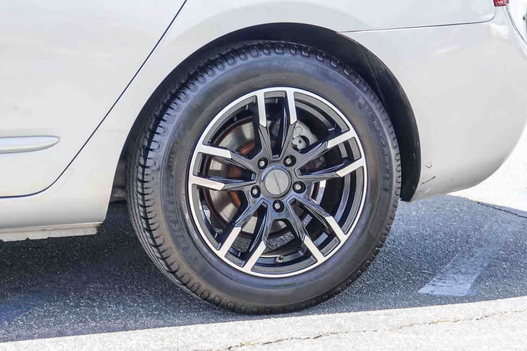 Thumbnail: 2007 Kia Rondo - 10