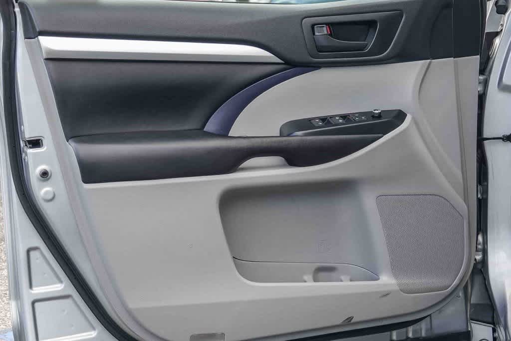 Thumbnail: 2017 Toyota Highlander - 19