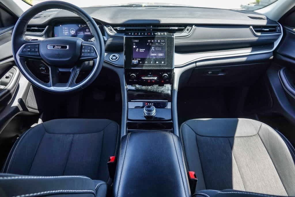 2023 Jeep Grand Cherokee Laredo 2