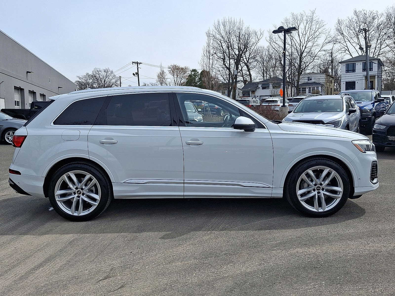 Thumbnail: 2025 Audi Q7 - 26