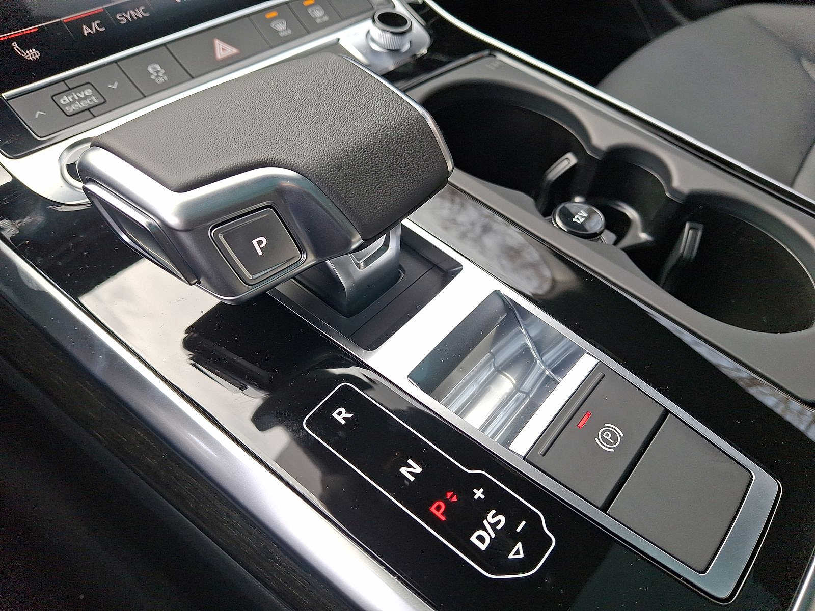 Thumbnail: 2025 Audi Q8 - 13