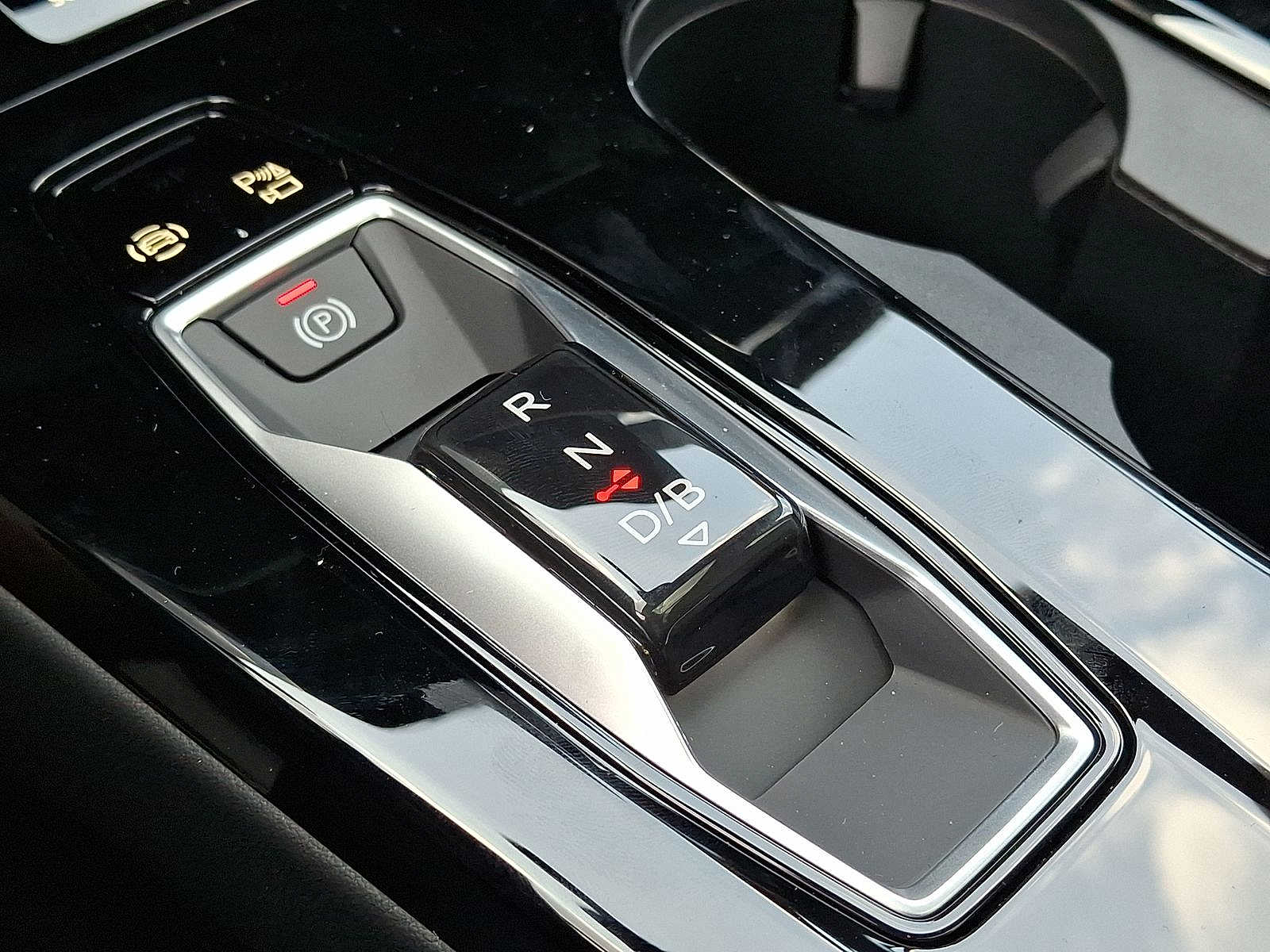 Thumbnail: 2025 Audi Q6 e-tron - 14