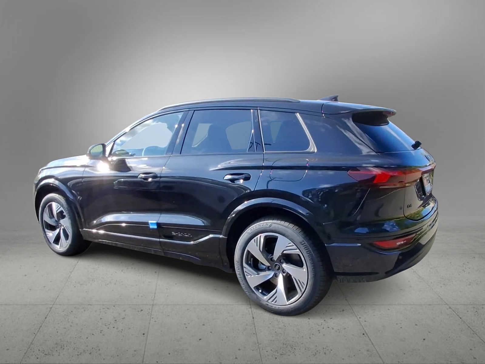 Thumbnail: 2025 Audi Q6 e-tron - 8