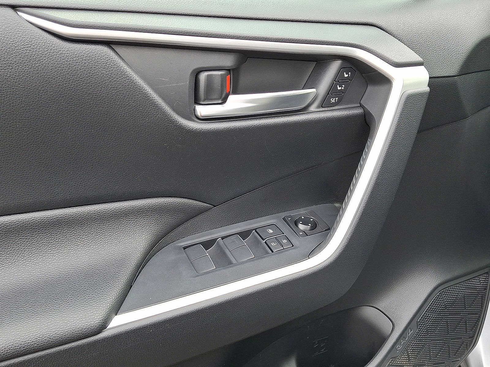 Thumbnail: 2019 Toyota RAV4 - 10