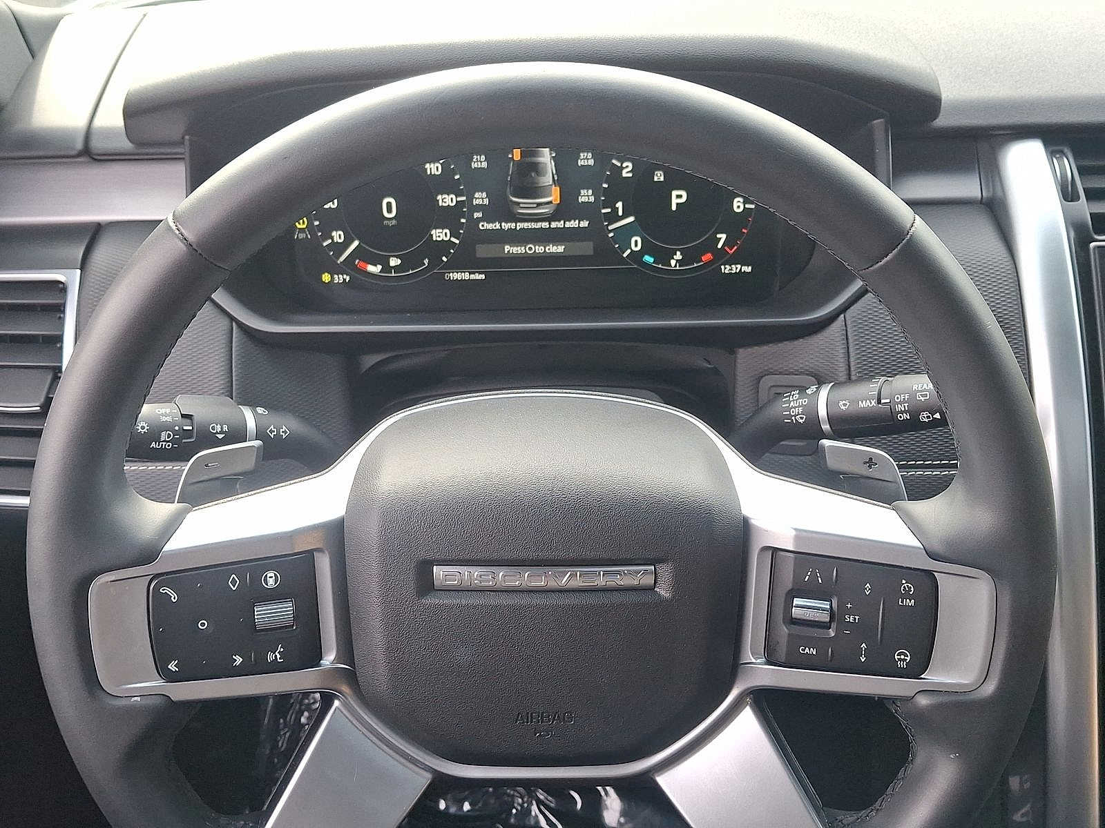 Thumbnail: 2024 Land Rover Discovery - 16