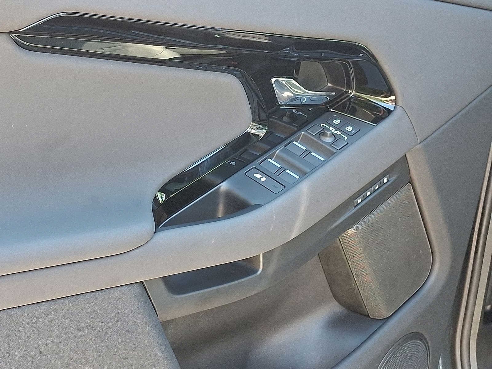 Thumbnail: 2024 Land Rover Range Rover Evoque - 9