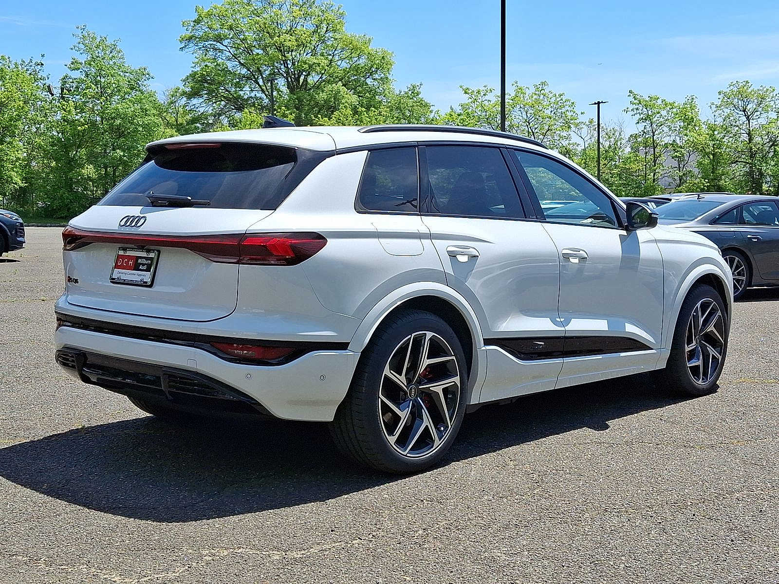 Thumbnail: 2025 Audi SQ6 e-tron - 11