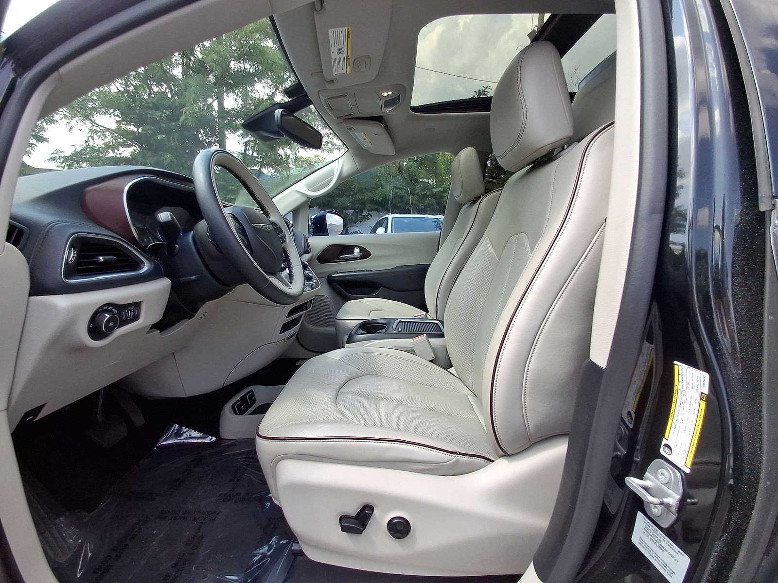 Thumbnail: 2017 Chrysler Pacifica - 11