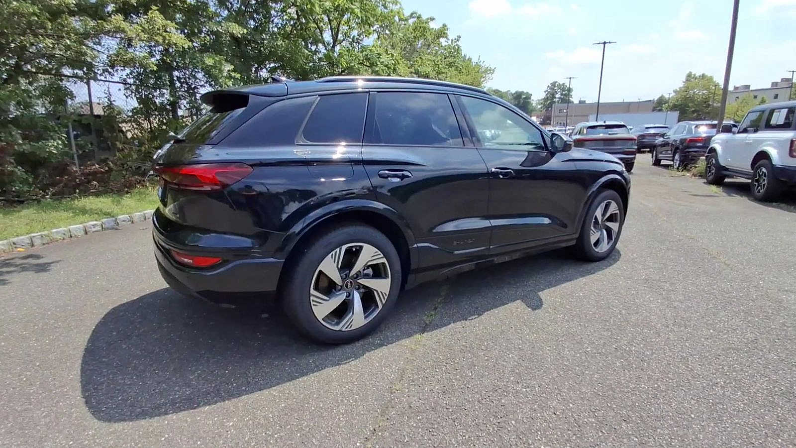 Thumbnail: 2025 Audi Q6 e-tron - 8