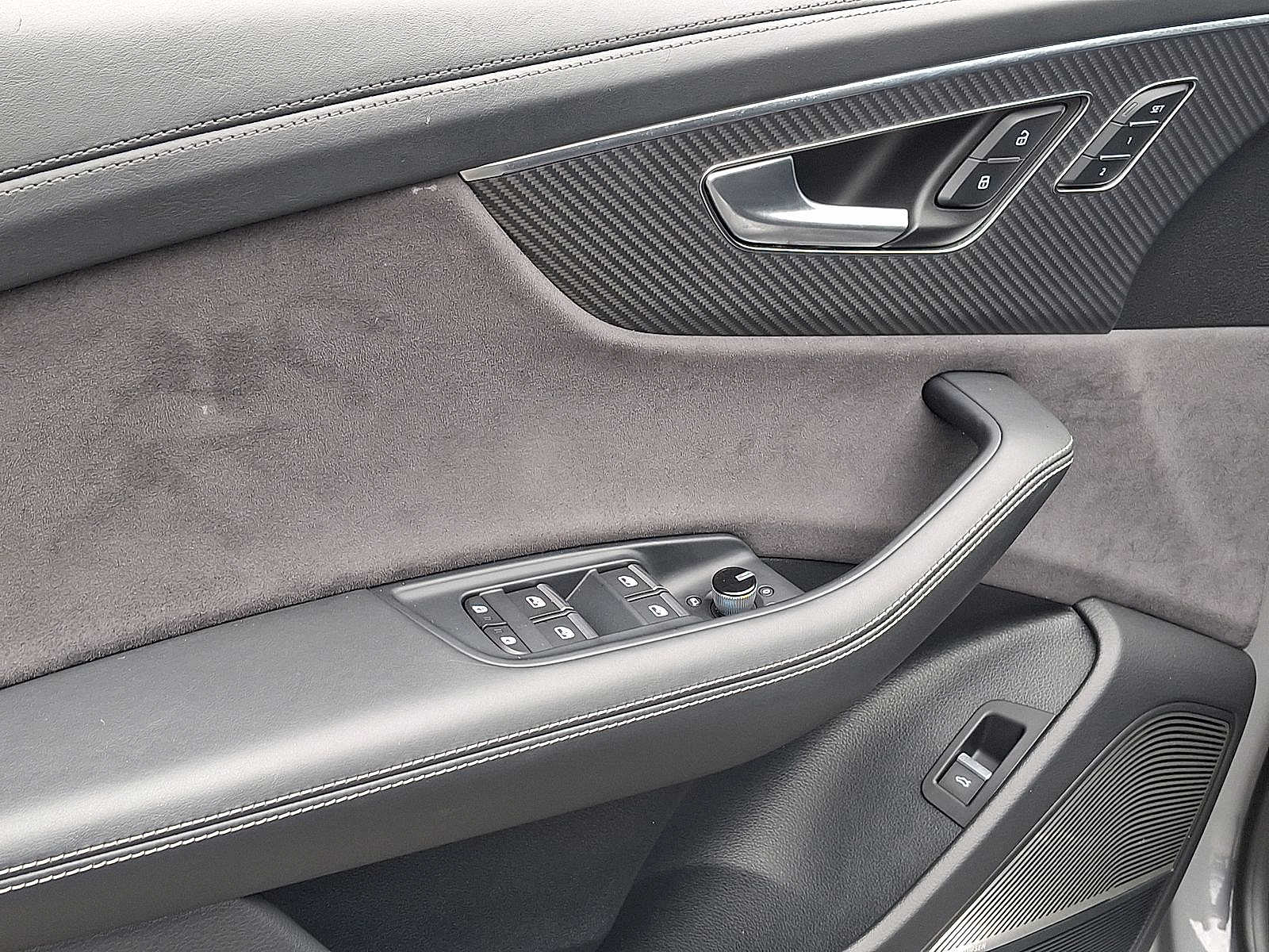 Thumbnail: 2024 Audi RS Q8 - 10