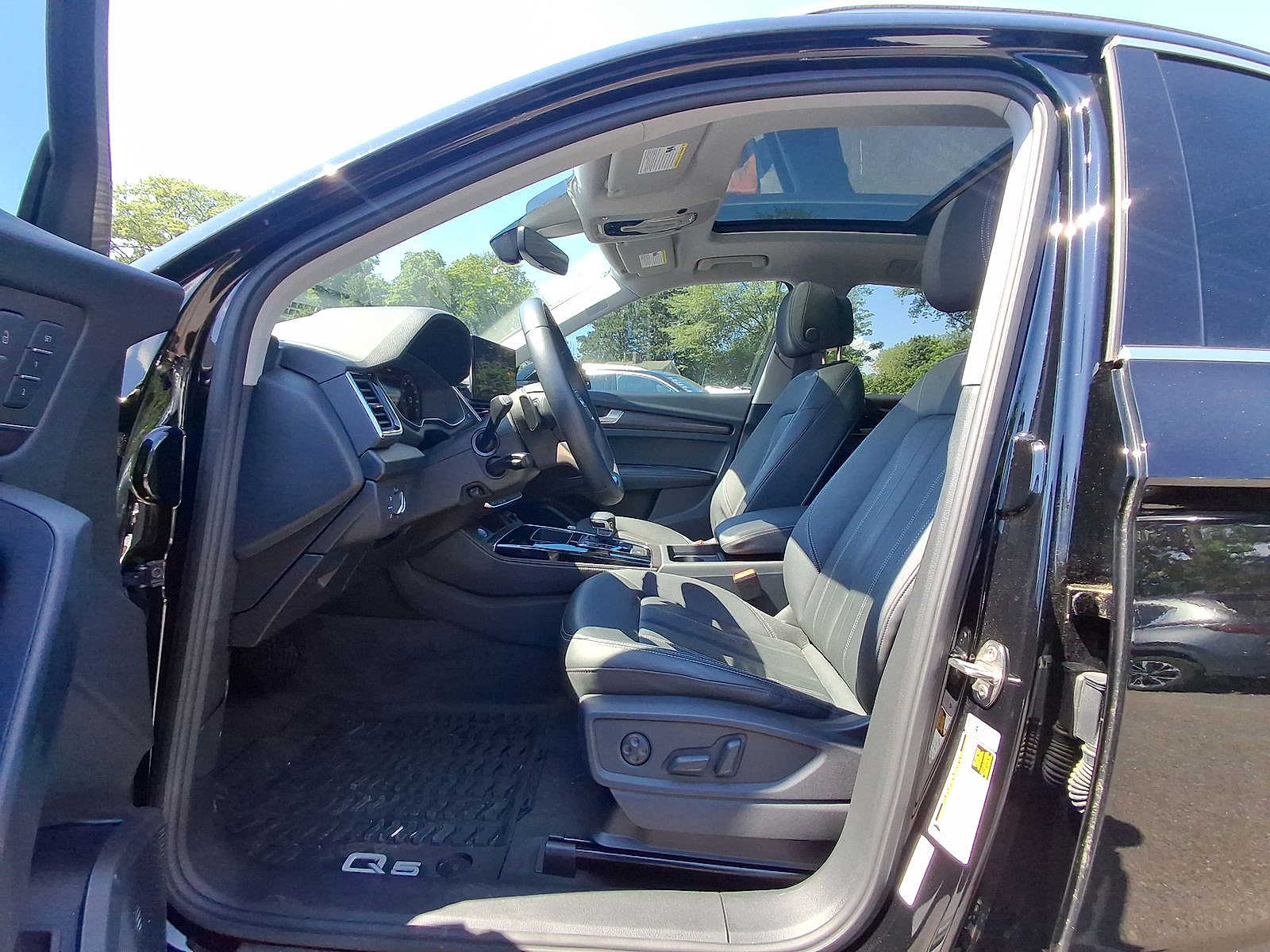 Thumbnail: 2023 Audi Q5 - 11