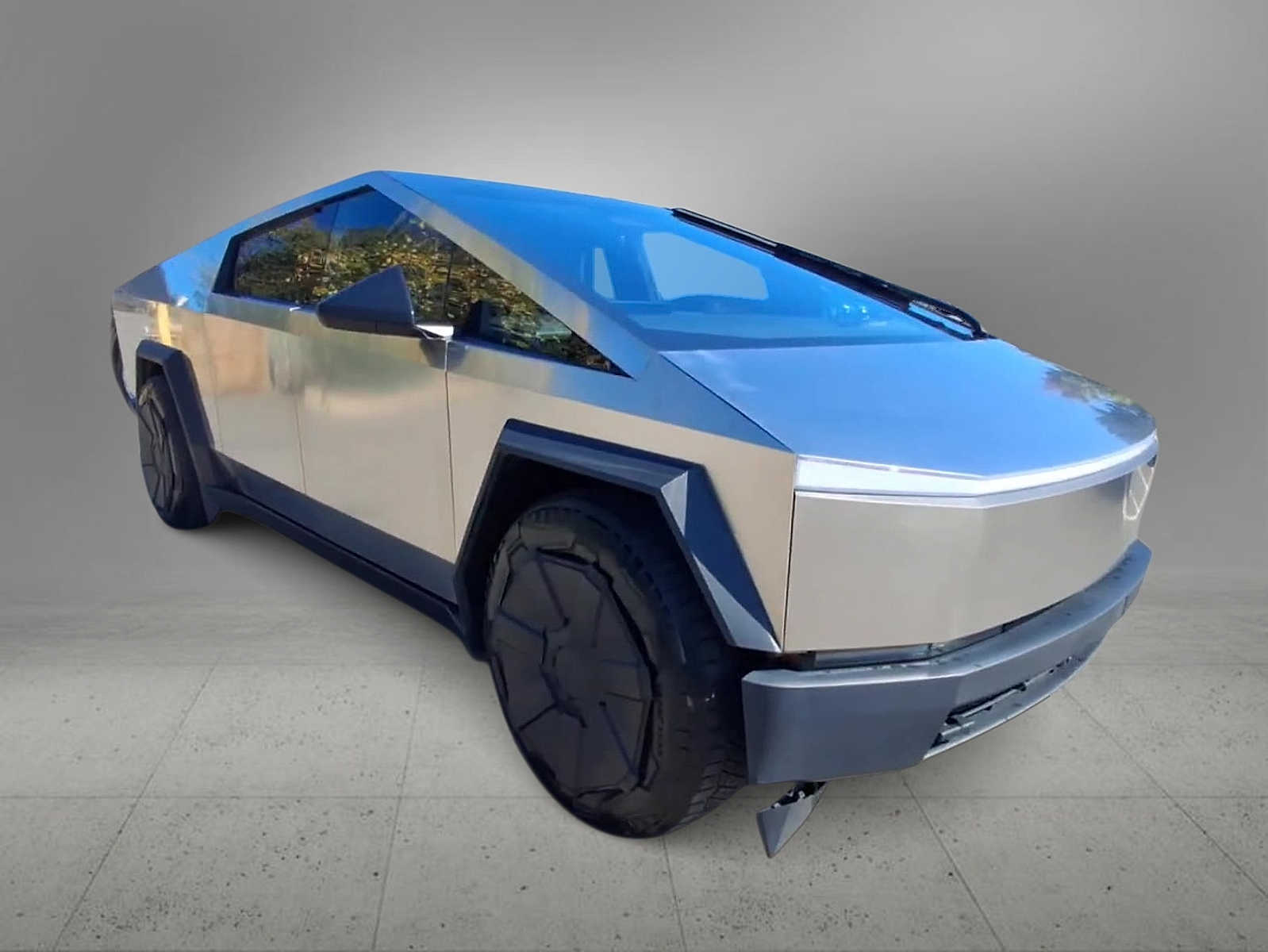 2024 Tesla Cybertruck photo 2