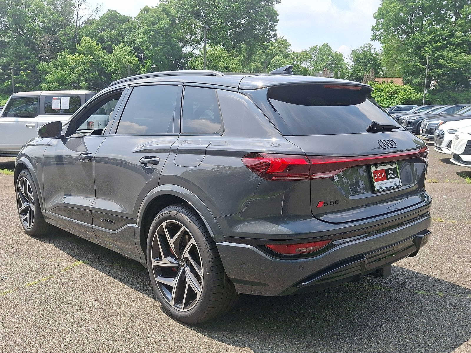 Thumbnail: 2025 Audi SQ6 e-tron - 11