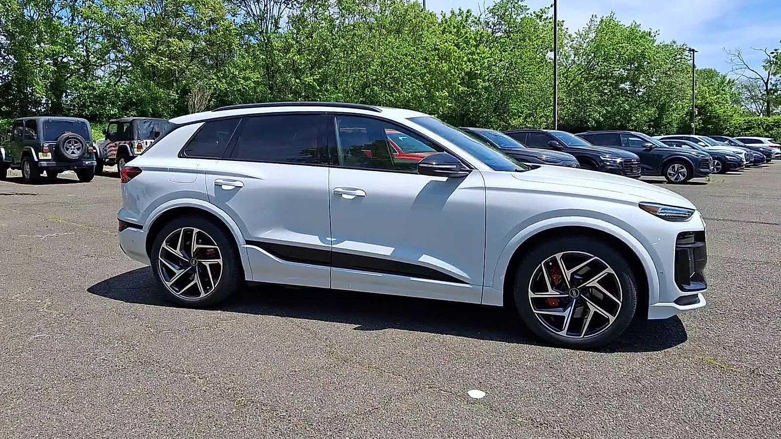 Thumbnail: 2025 Audi SQ6 e-tron - 9