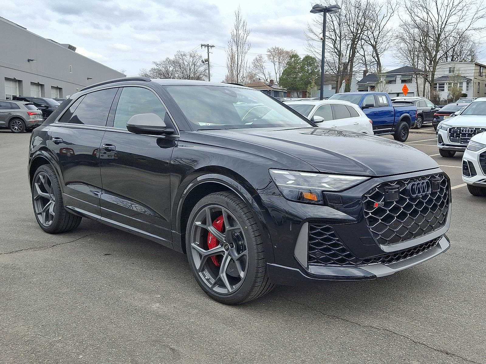 Thumbnail: 2026 Audi RS Q8 - 10