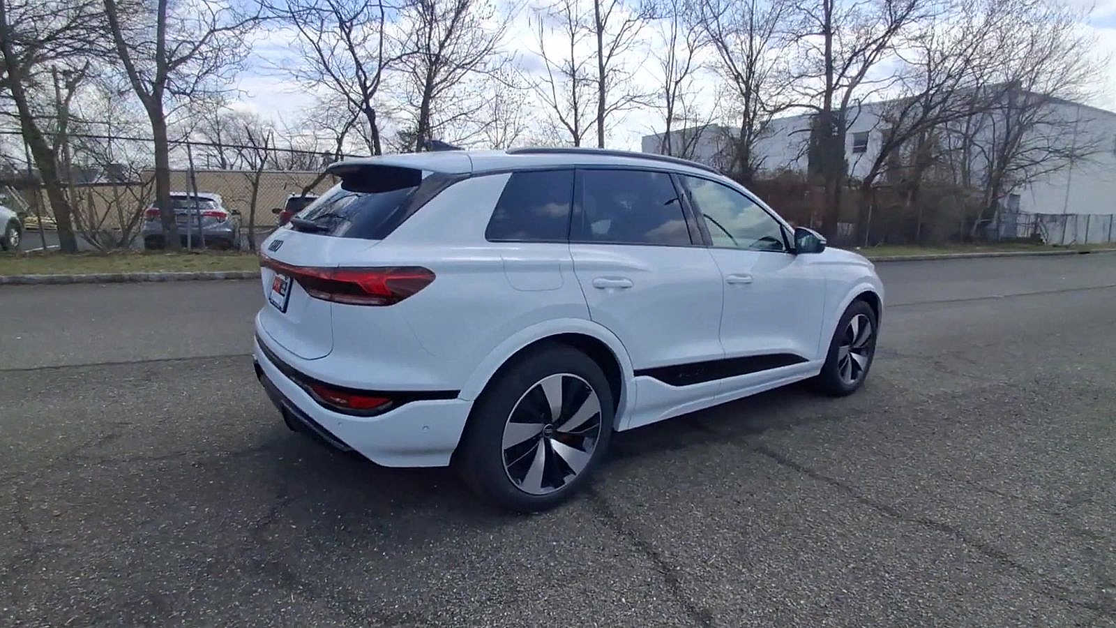 Thumbnail: 2025 Audi SQ6 e-tron - 8