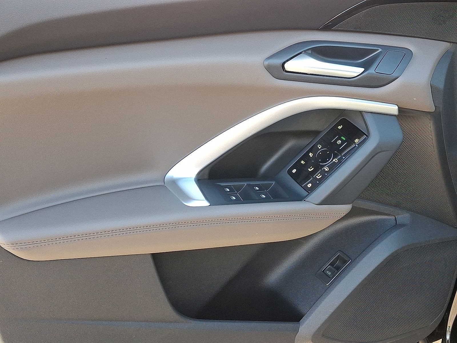 Thumbnail: 2025 Audi Q5 - 10