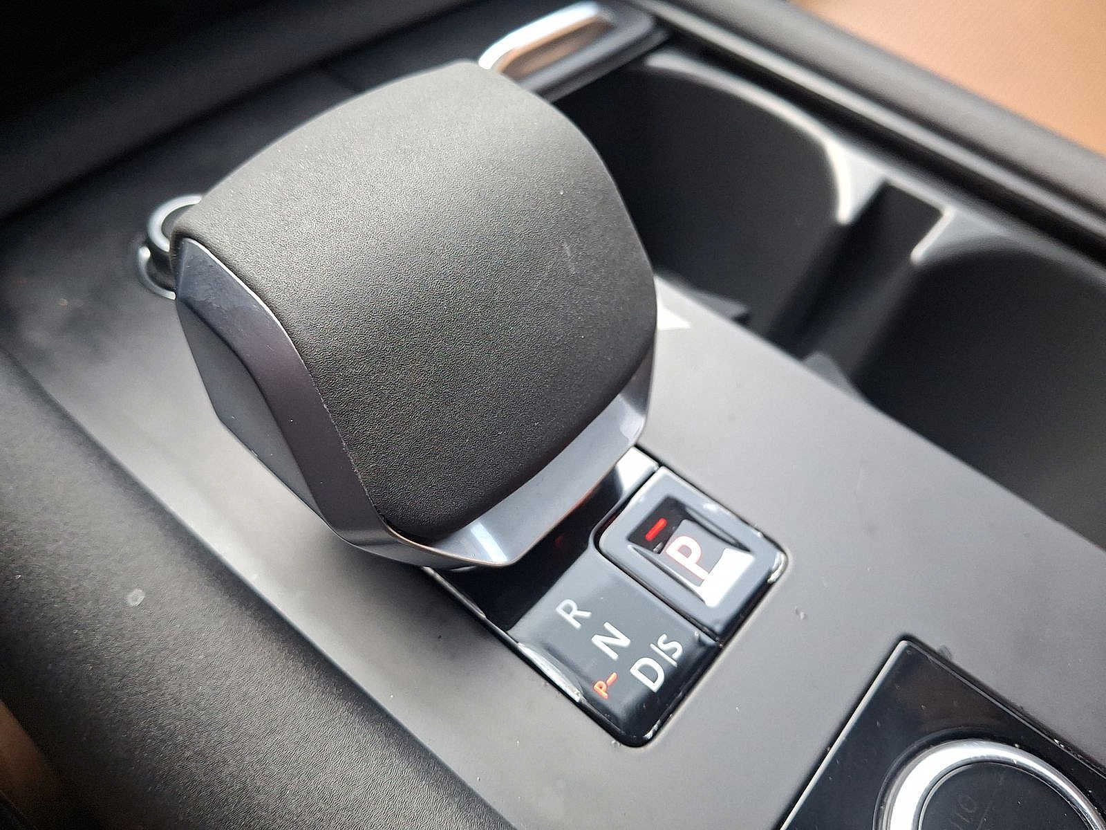 Thumbnail: 2024 Land Rover Discovery - 12