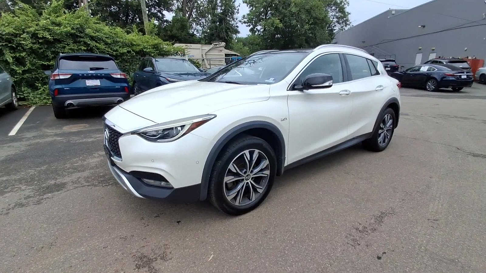 Thumbnail: 2017 INFINITI QX30 - 4