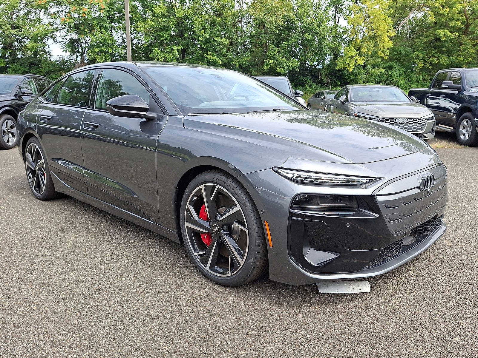 Thumbnail: 2025 Audi e-tron S - 10